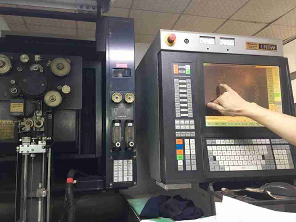ワイヤーカット放電加工機